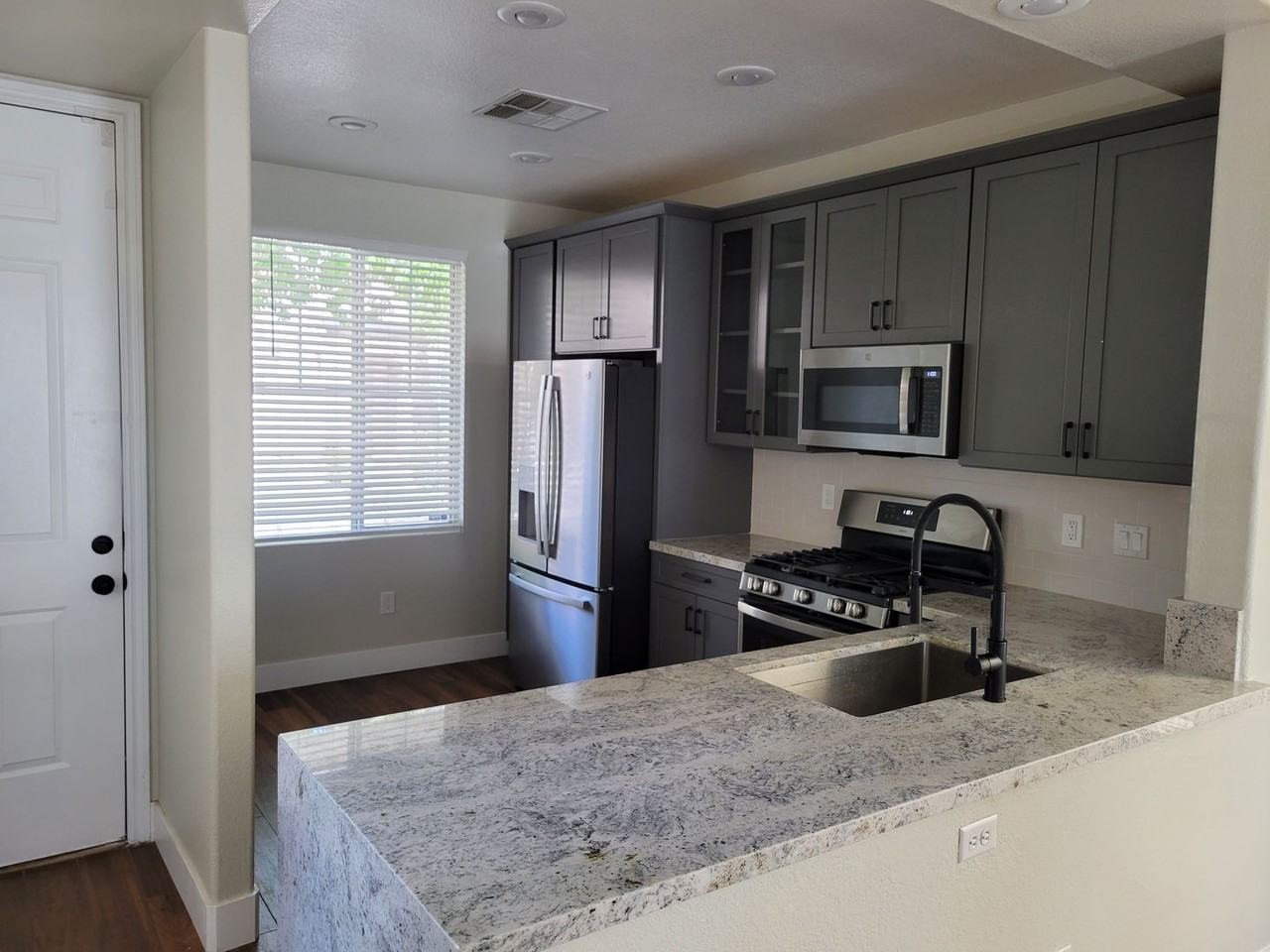 8212 Annual Ridge St - Photo 6 of 30