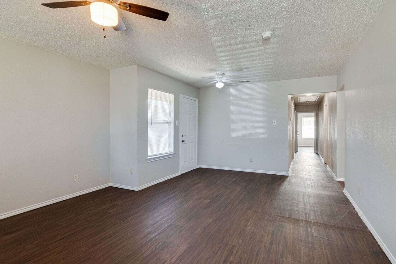 3406 Heritage Ln - Photo 4 of 26