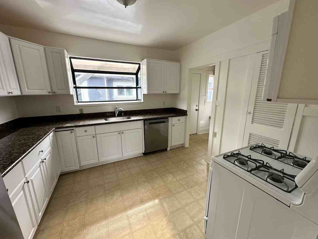 2500 Grant St - Photo 5 of 12