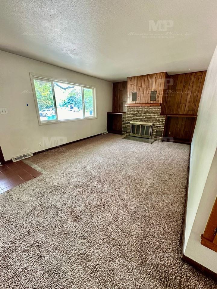 1109 Fairview Dr - Photo 2 of 19