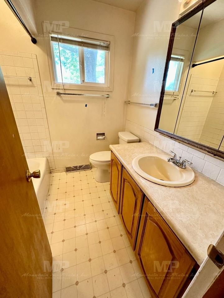 1109 Fairview Dr - Photo 4 of 19