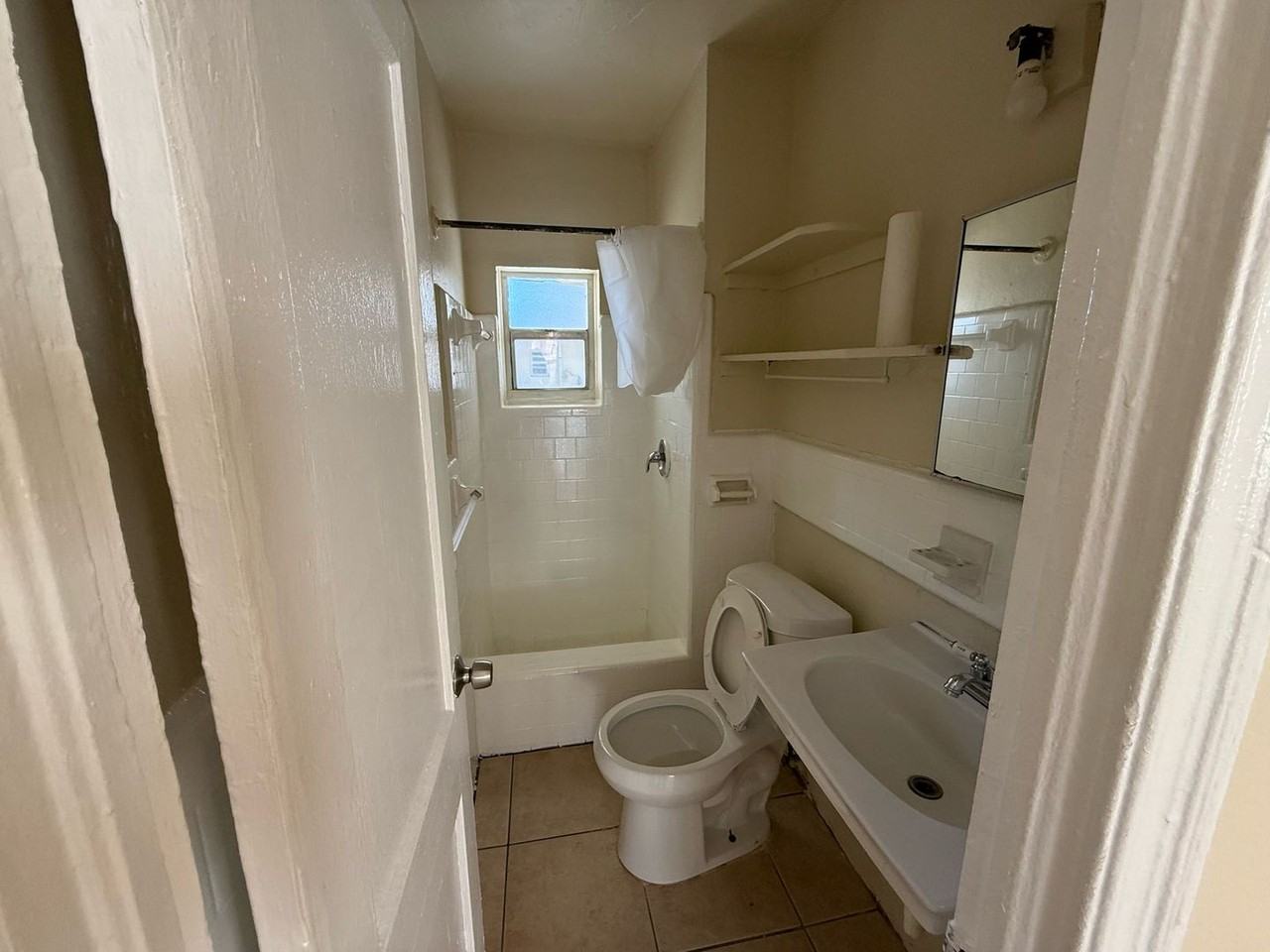 1208 Nw 4th St - Photo 4 of 6