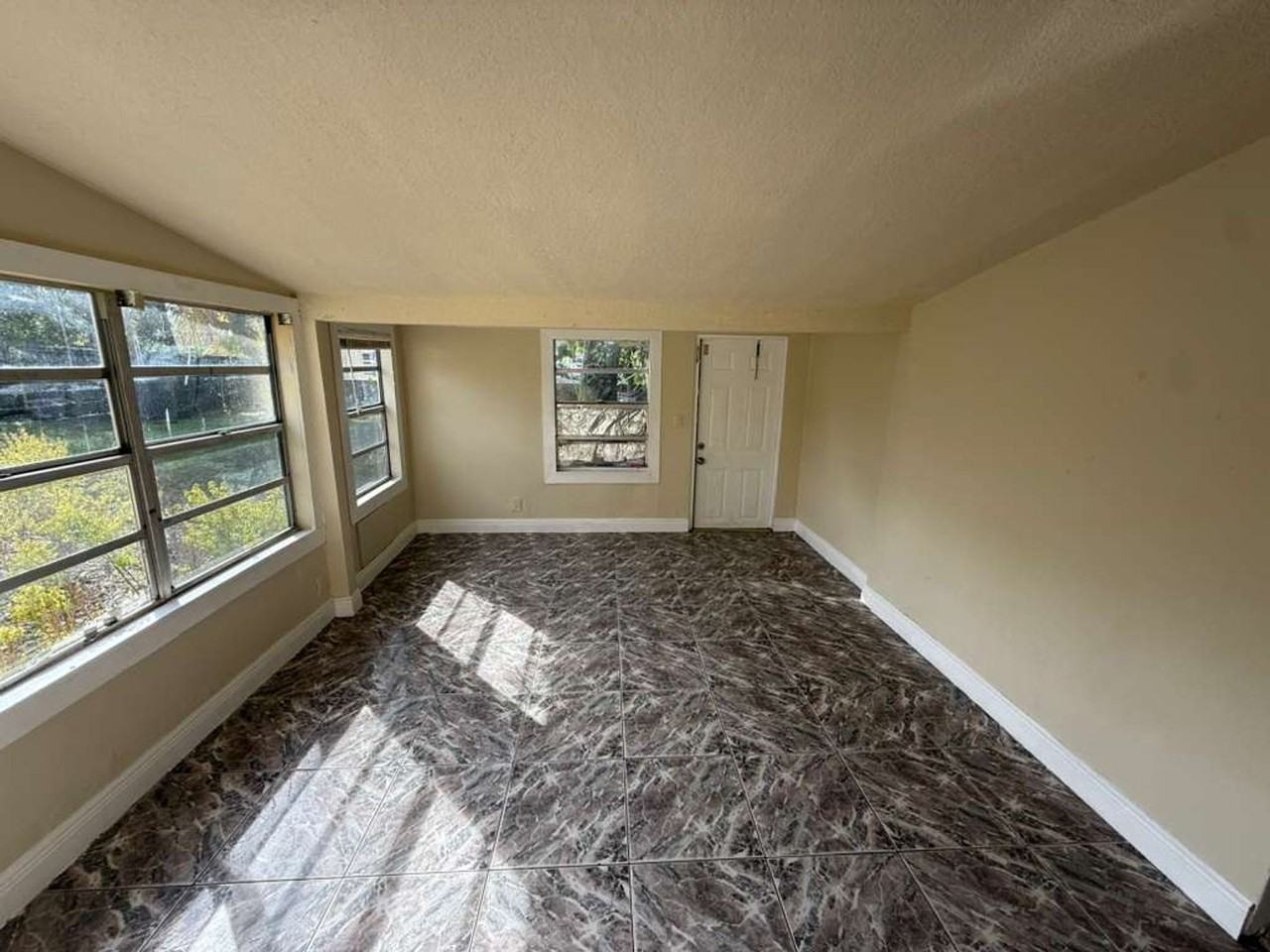 1612 Nw 15th Ct - Photo 3 of 10