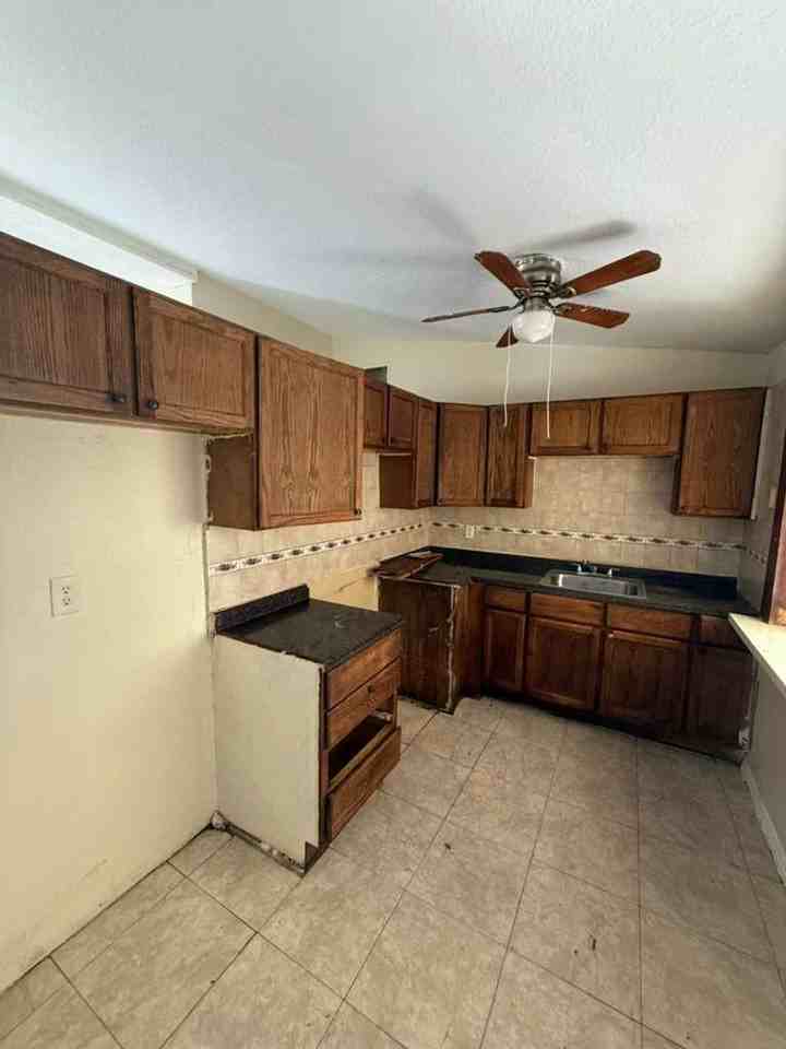 1612 Nw 15th Ct - Photo 4 of 10