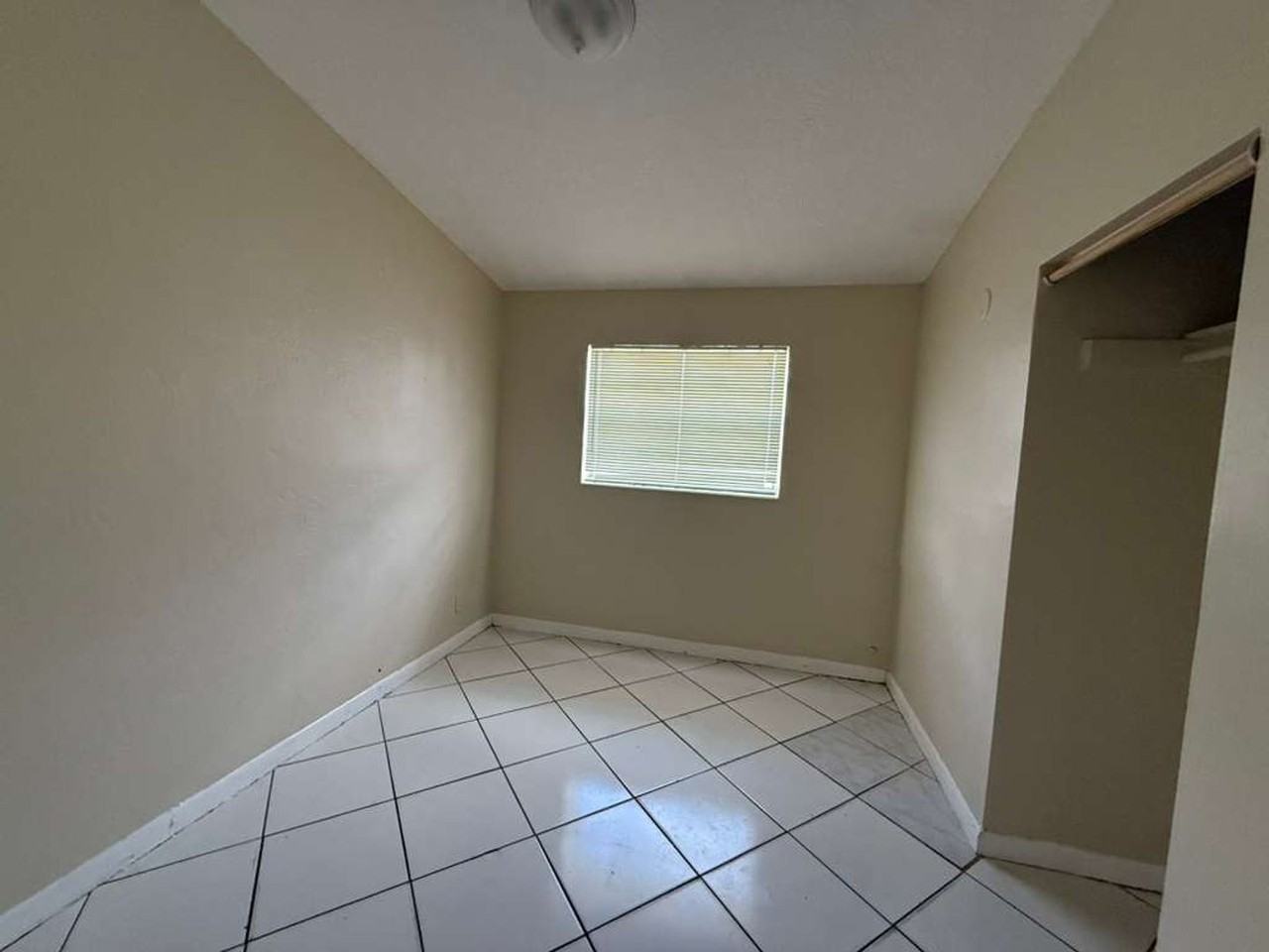 1612 Nw 15th Ct - Photo 7 of 10