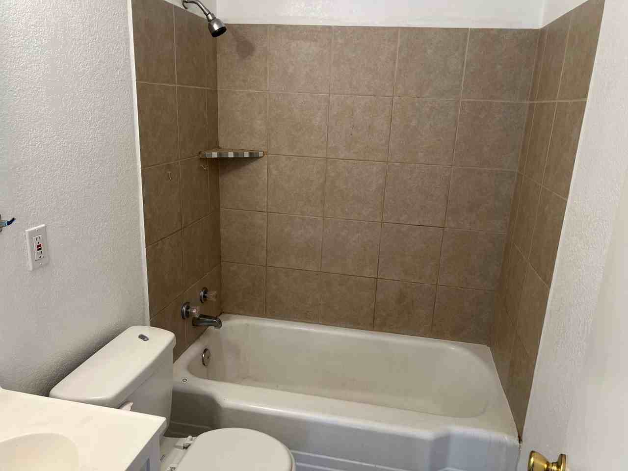 1219 Knight St - Photo 2 of 4