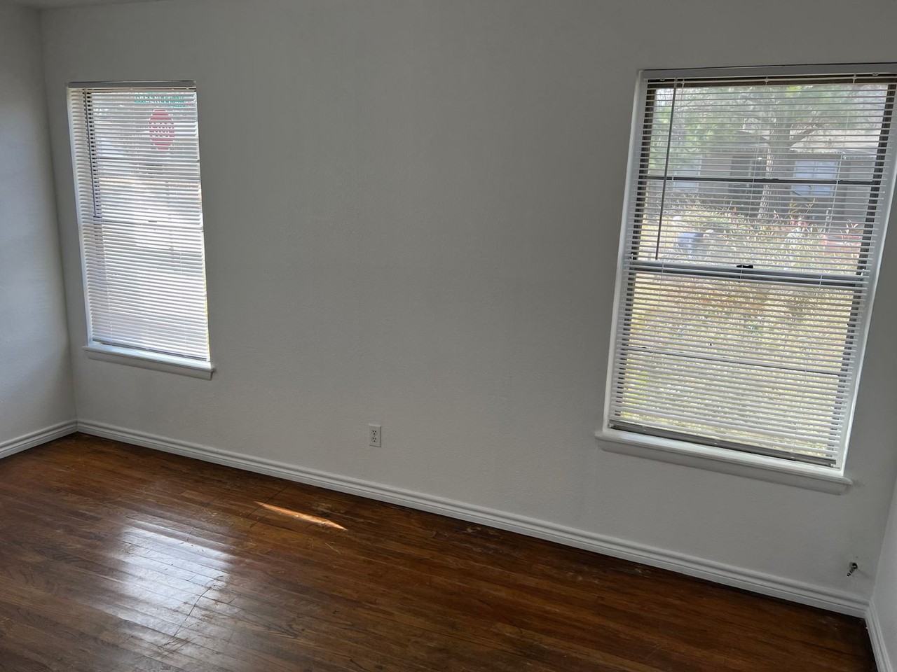 1219 Knight St - Photo 3 of 4