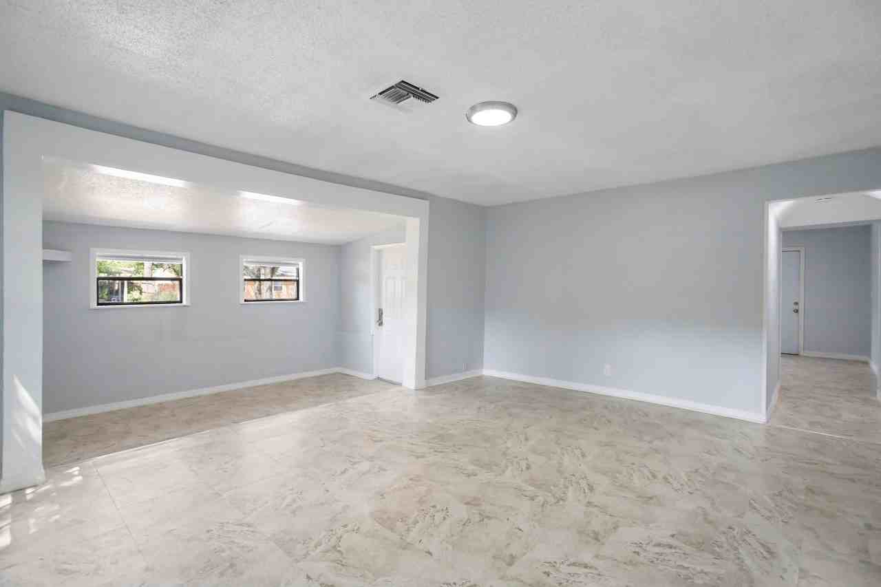 9405 N 19th St - Photo 7 of 34