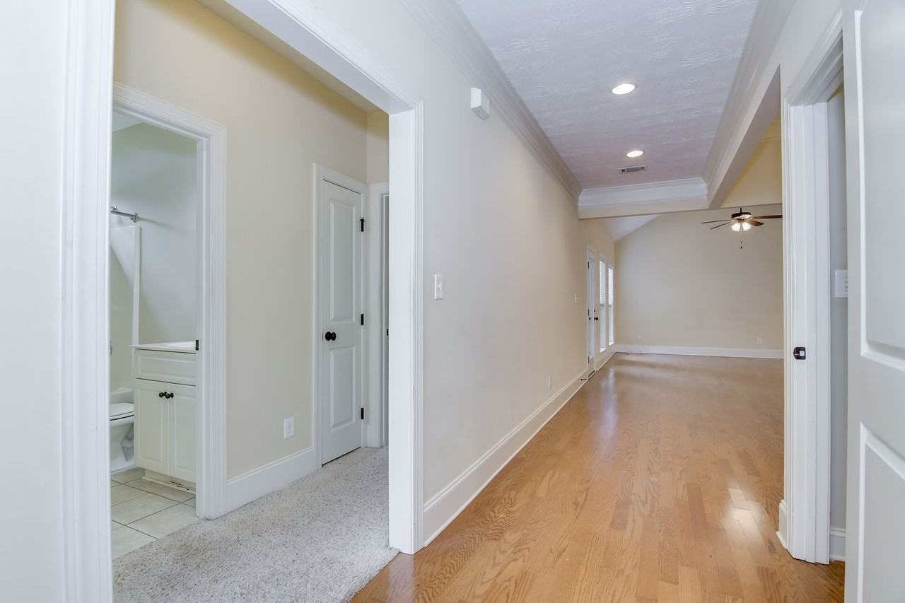 1011 Barrett Dr - Photo 7 of 38