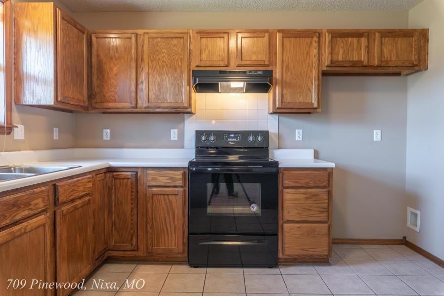 709 S Pinewood Ln - Photo 3 of 6