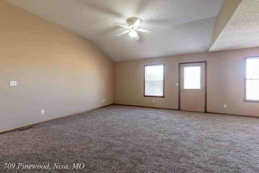 709 S Pinewood Ln - Photo 4 of 6