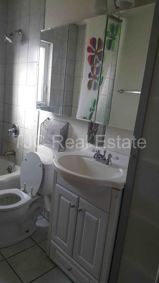 1215 S Jackson St - Photo 5 of 25