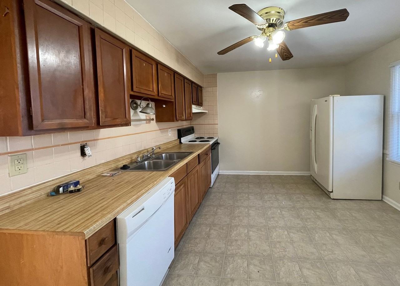 2725 Stetson Ln - Photo 2 of 10