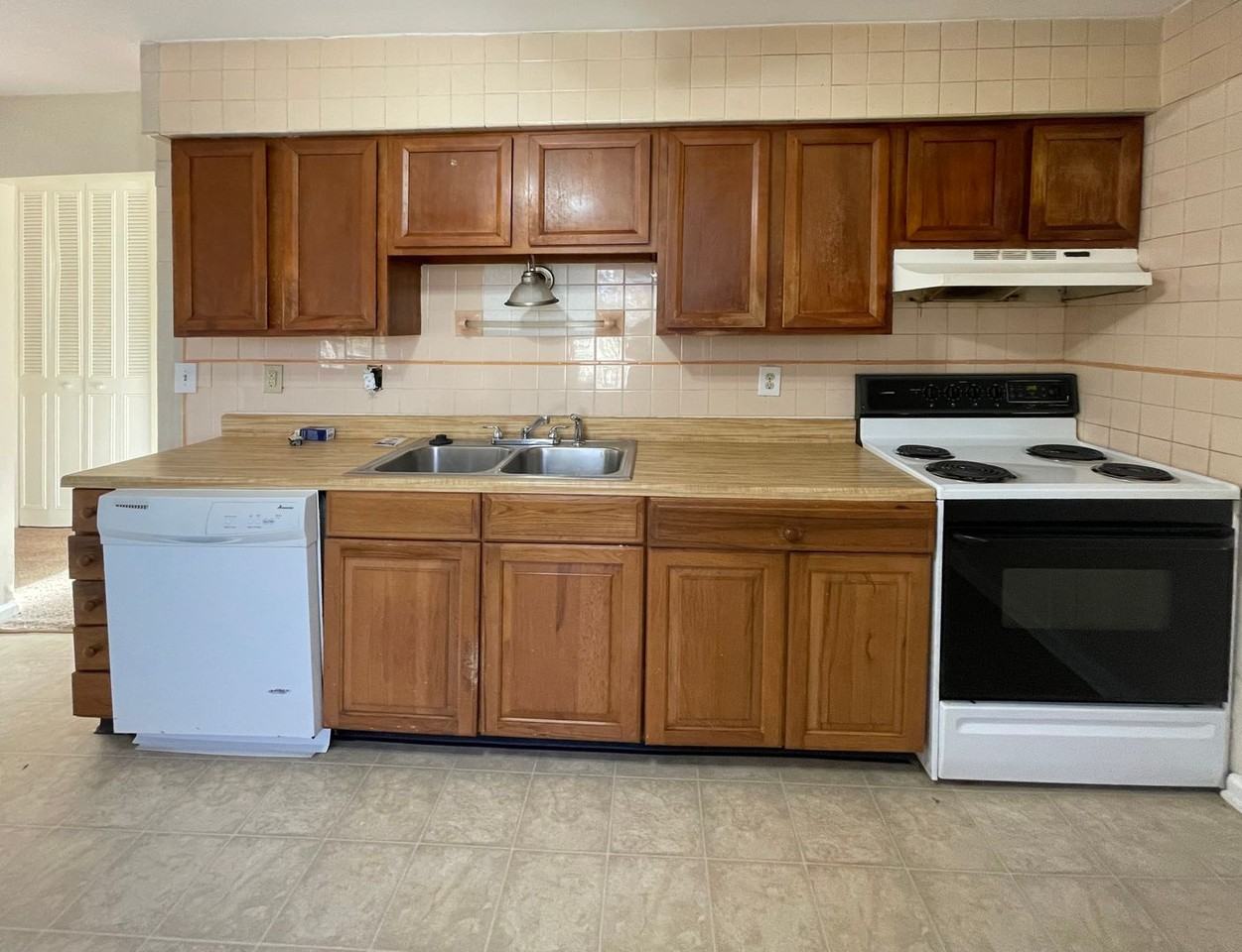 2725 Stetson Ln - Photo 3 of 10