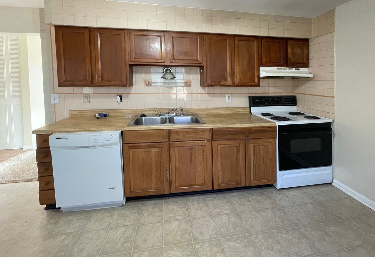 2725 Stetson Ln - Photo 4 of 10