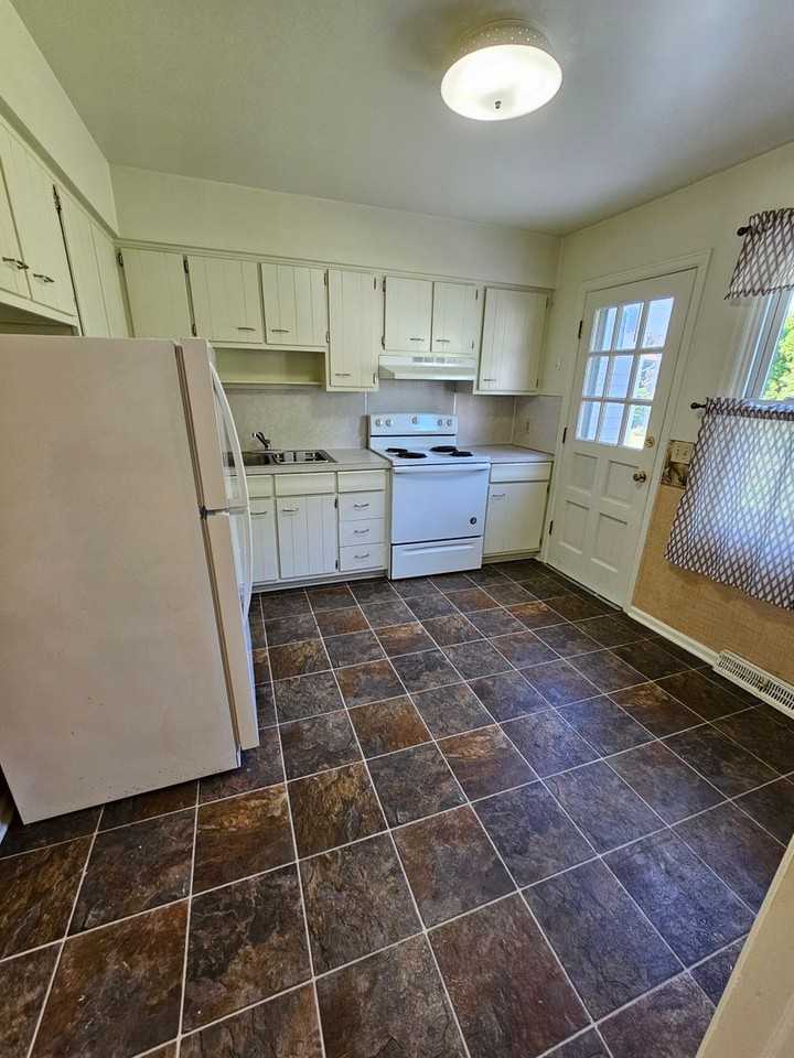 1004 Boone Ct - Photo 3 of 9