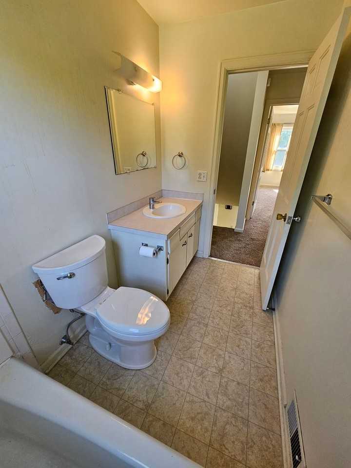 1004 Boone Ct - Photo 6 of 9