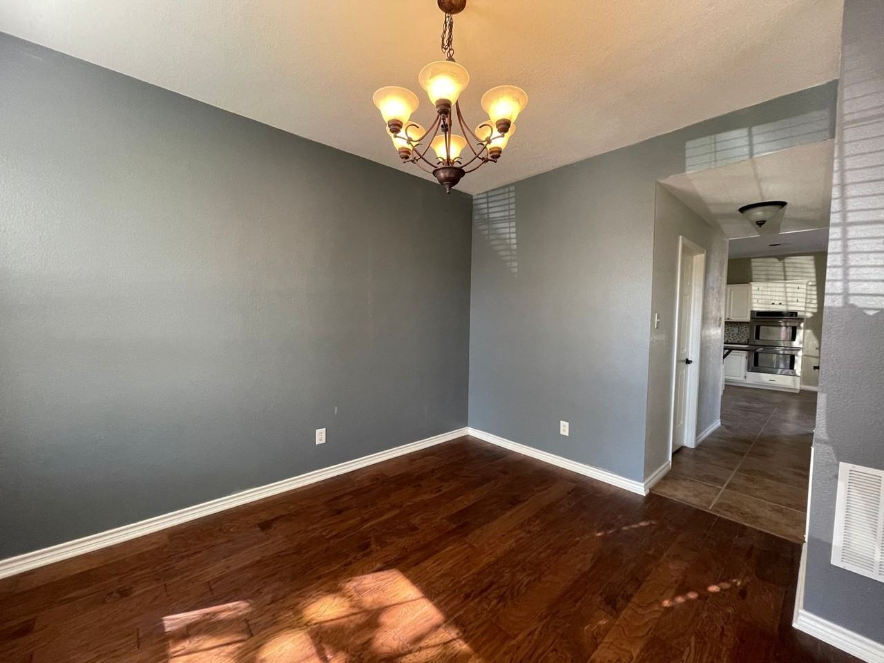 2718 Bordeaux Dr - Photo 2 of 19