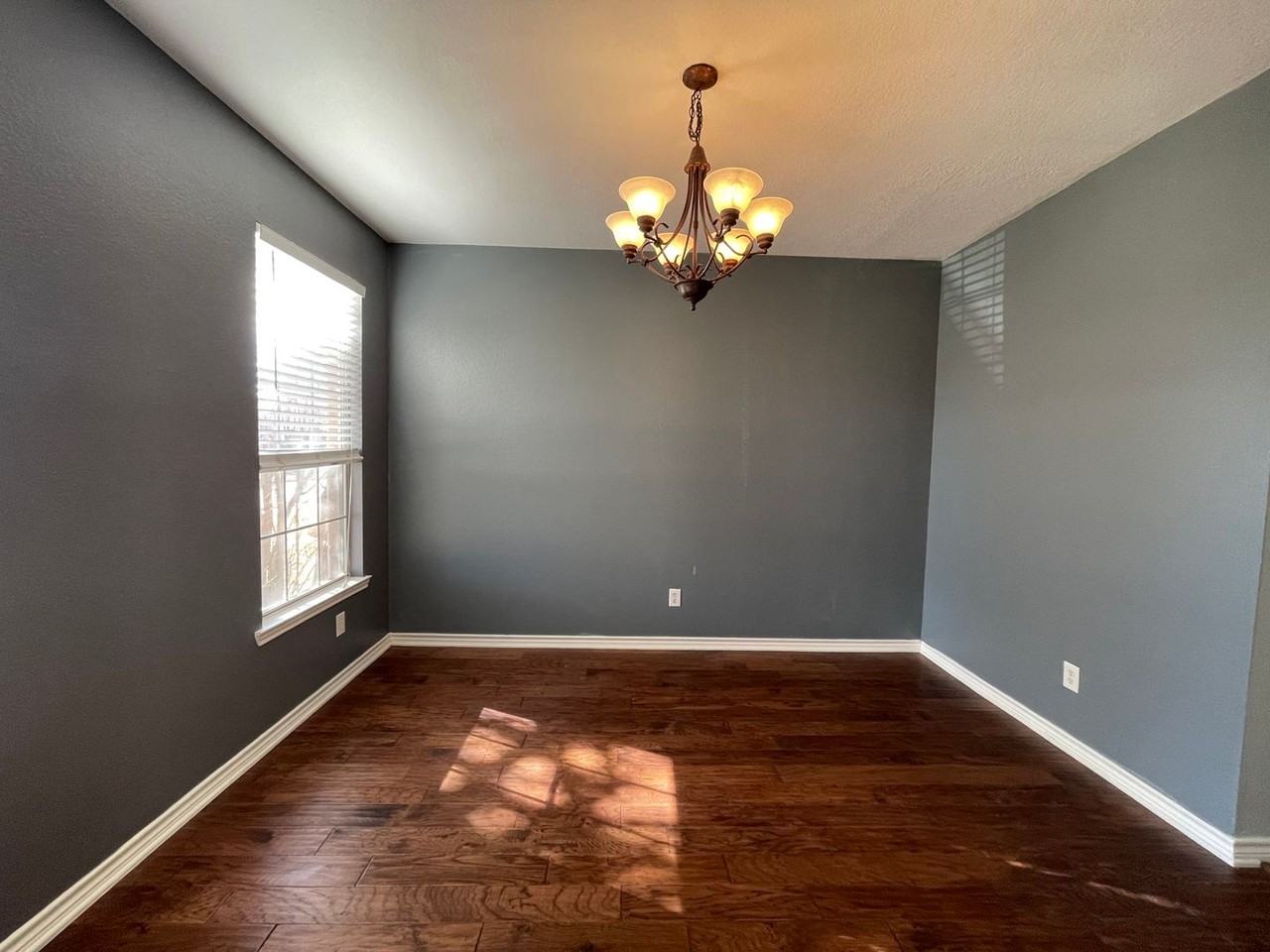 2718 Bordeaux Dr - Photo 3 of 19