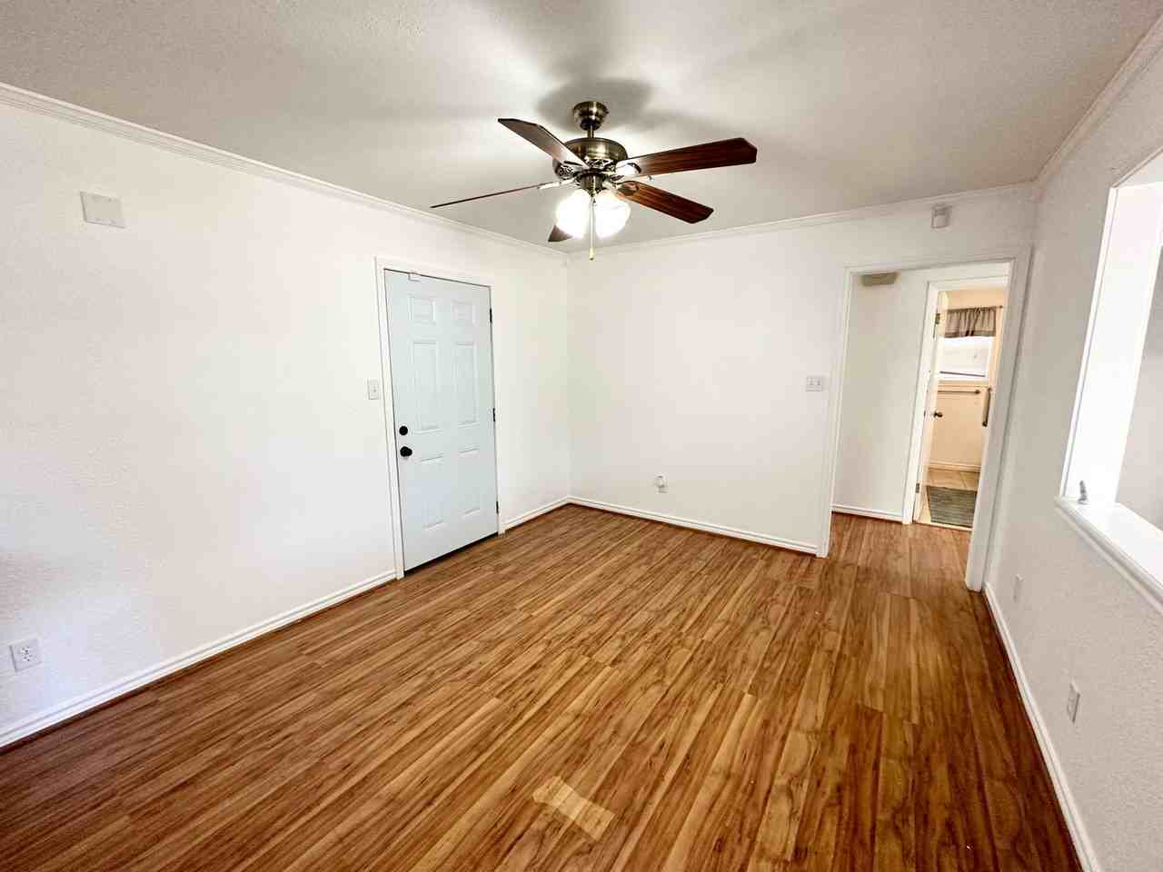 705 S 4th St - Photo 4 of 20