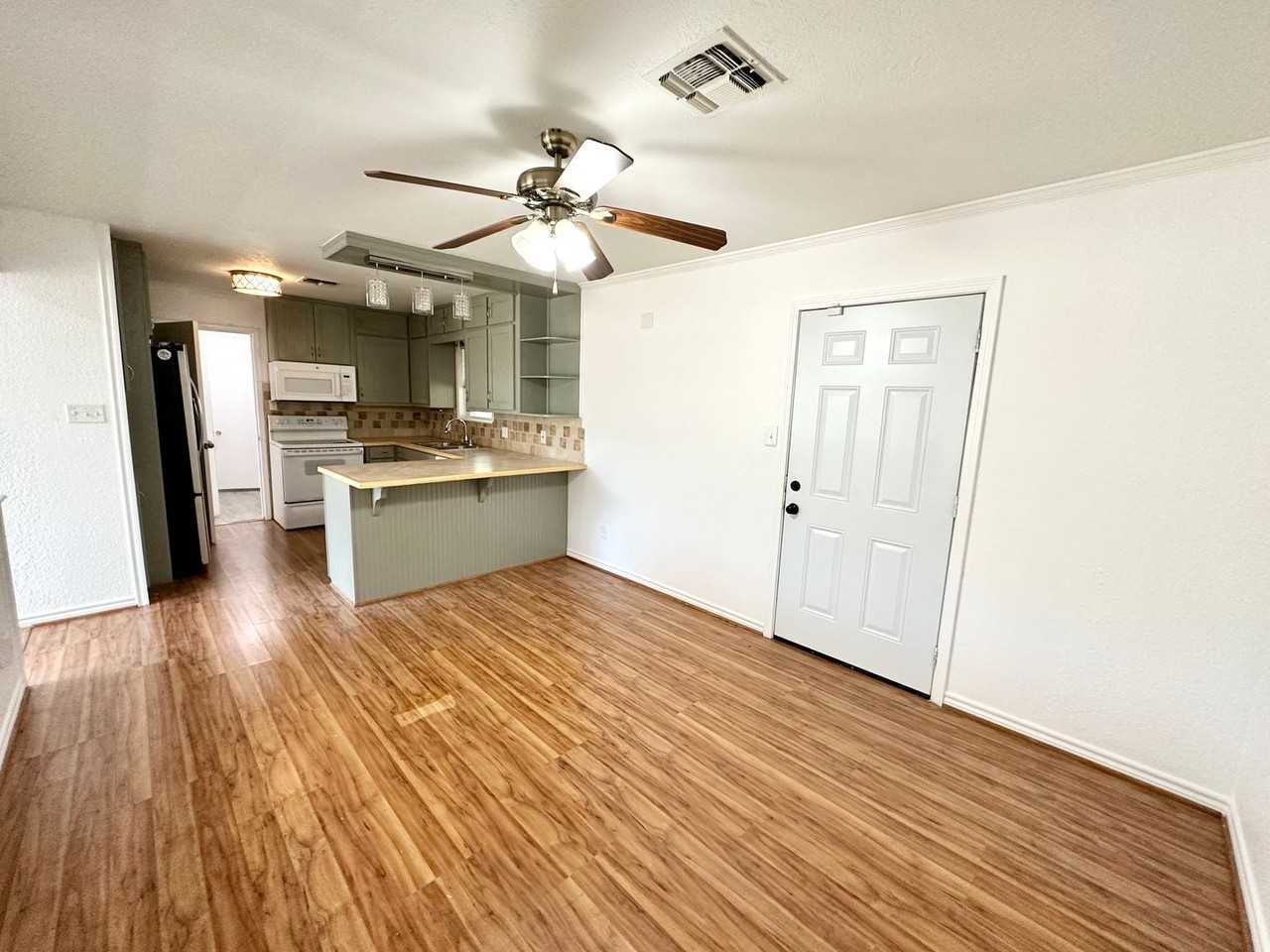 705 S 4th St - Photo 5 of 20