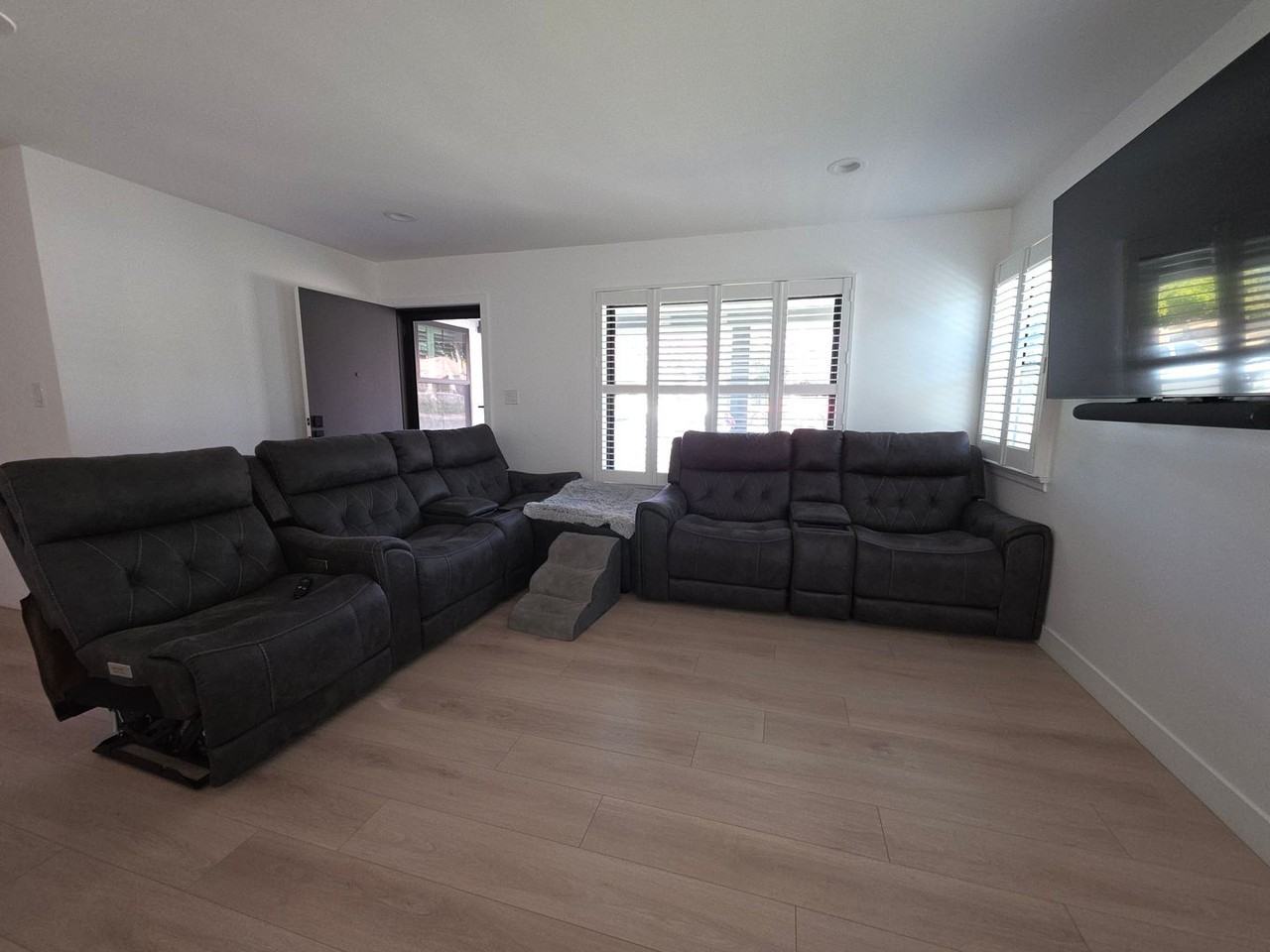 654 W 3rd St - Photo 4 of 19