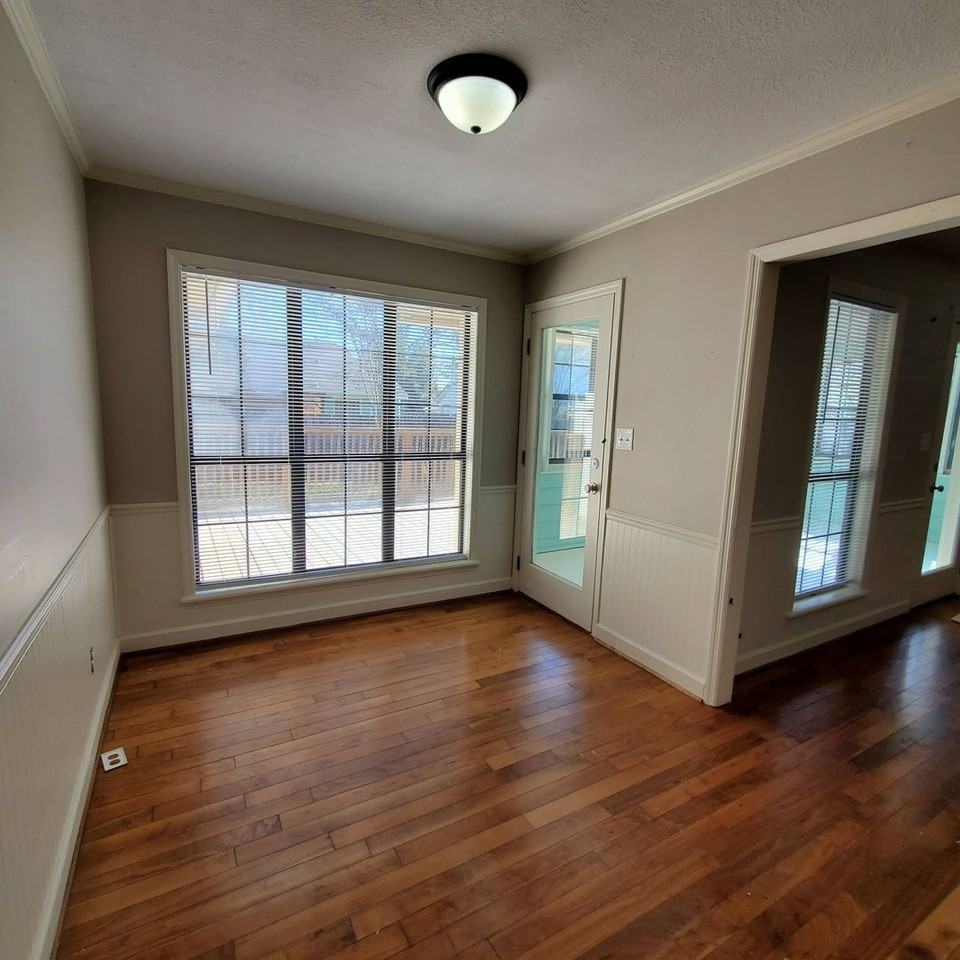 303 Jennifer Cir - Photo 3 of 16