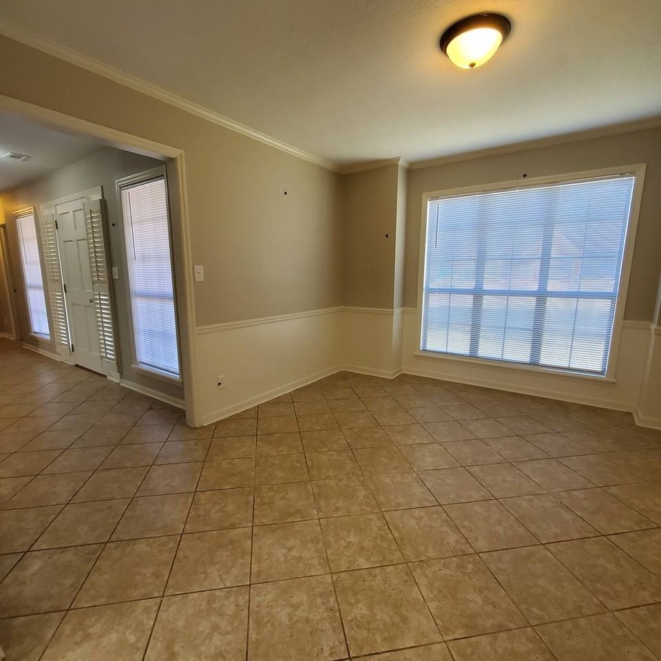 303 Jennifer Cir - Photo 4 of 16