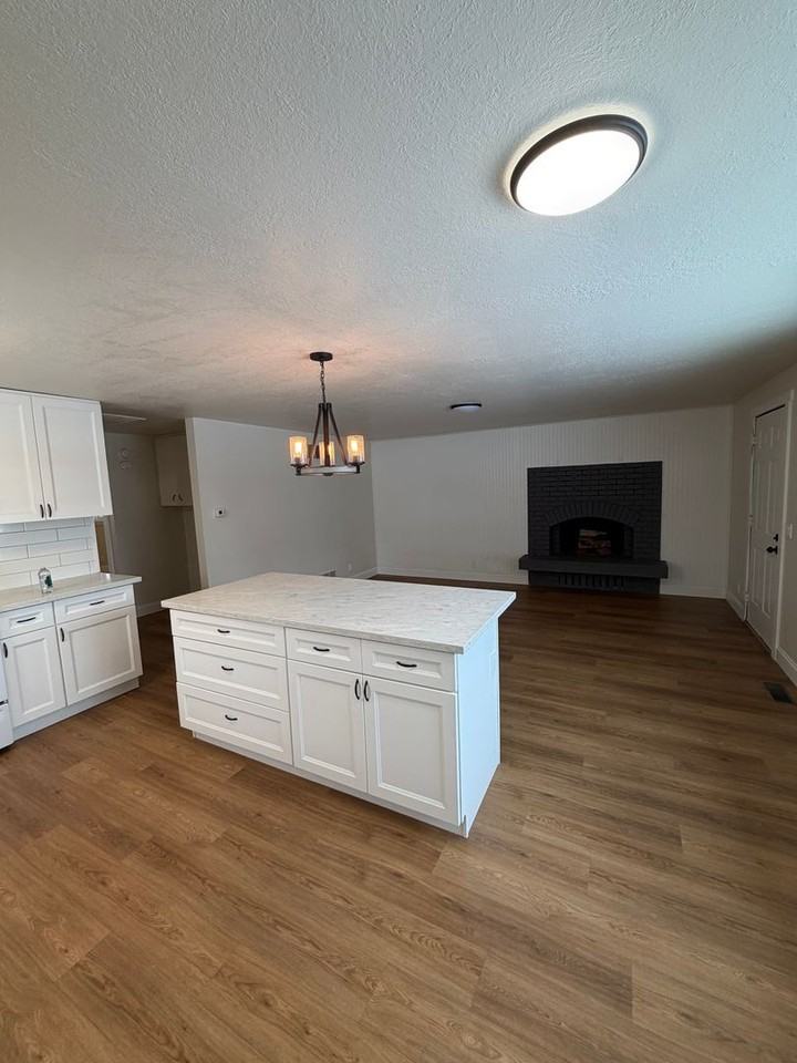 1860 Siskiyou St - Photo 2 of 16