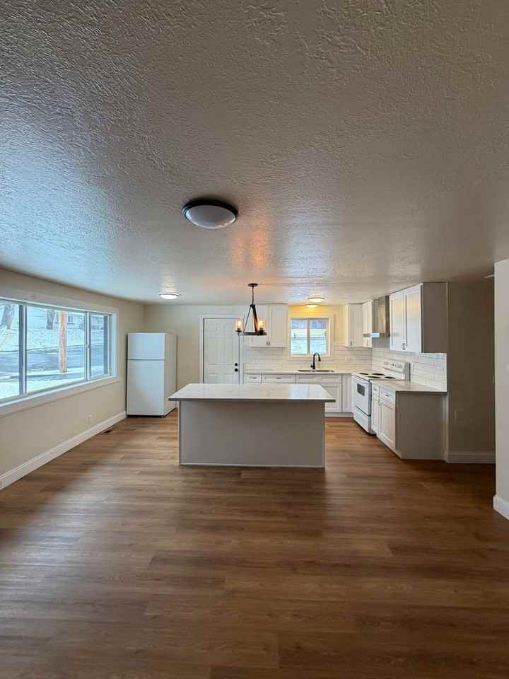 1860 Siskiyou St - Photo 3 of 16