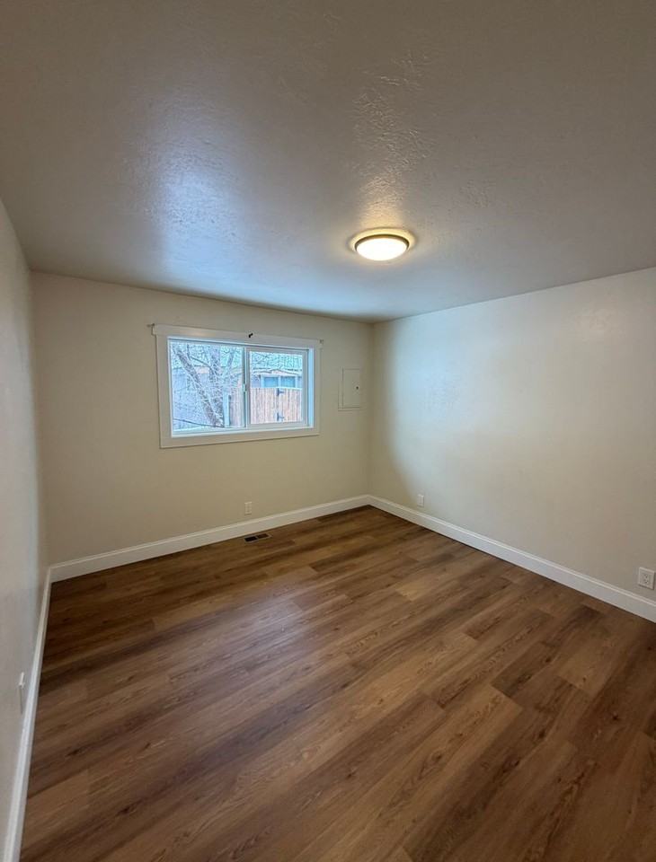 1860 Siskiyou St - Photo 6 of 16