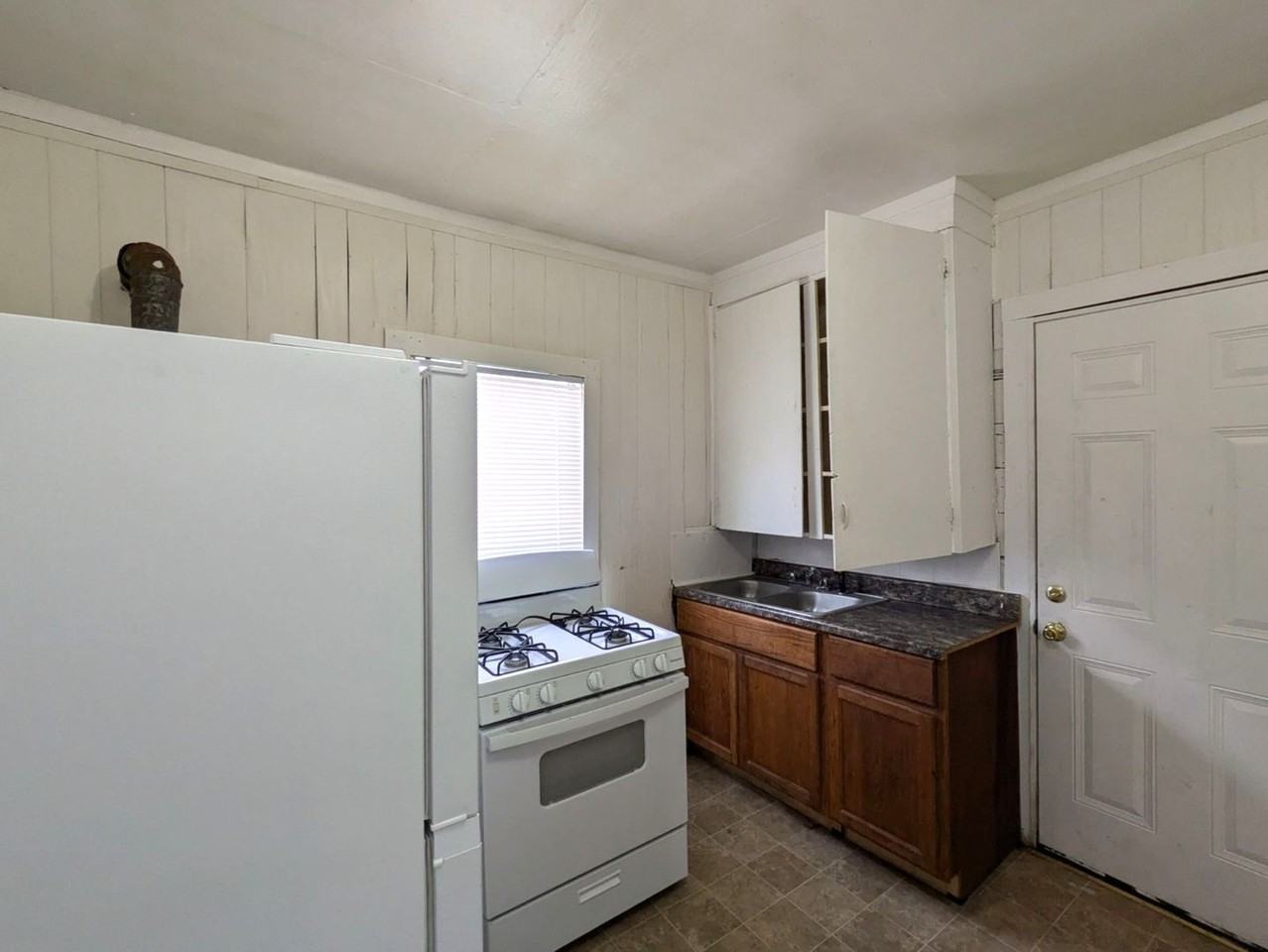 820 Peach St - Photo 3 of 7