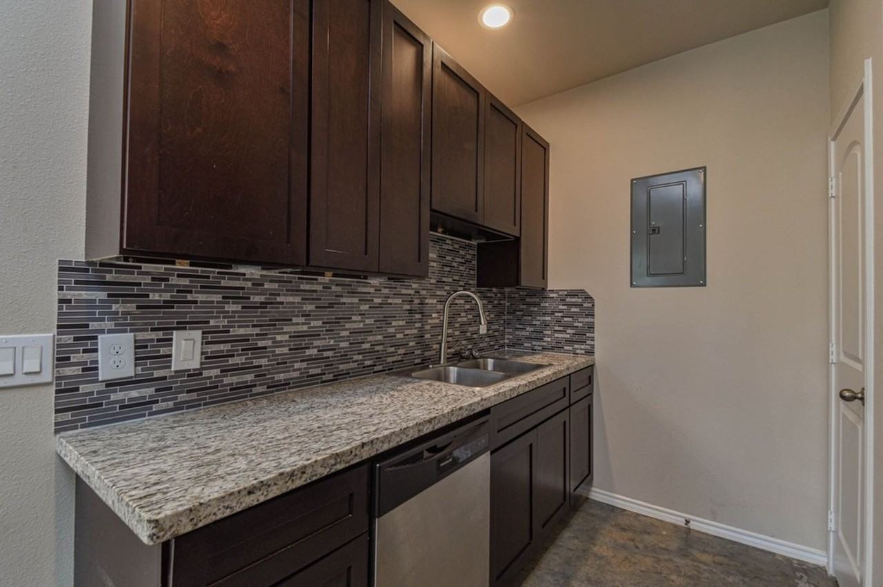 20211 Hemlock Ln - Photo 7 of 24