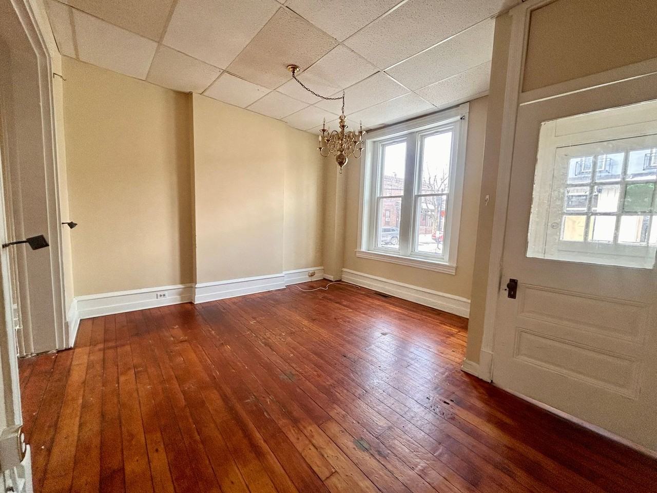 560 Manor St - Photo 2 of 13