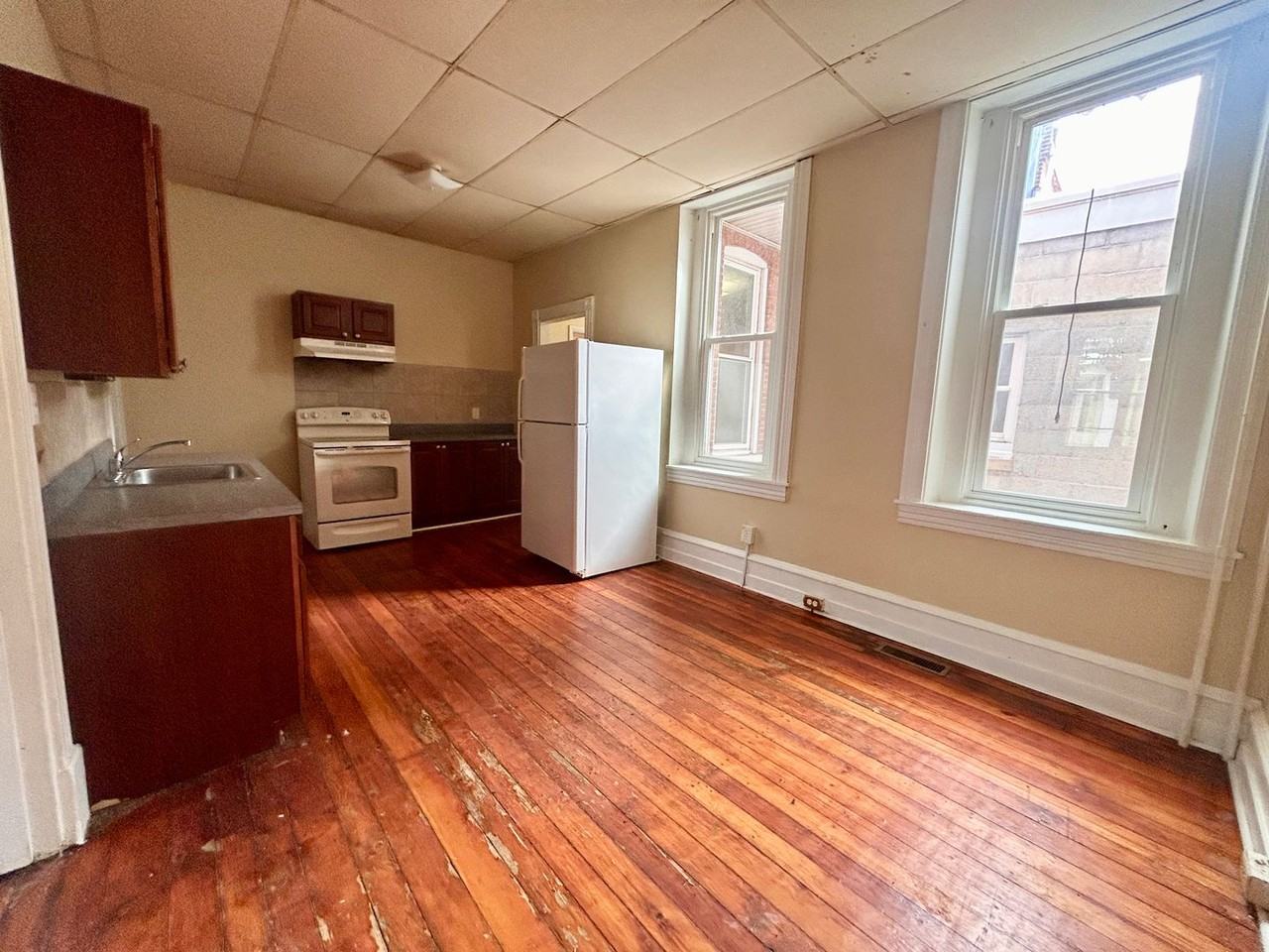 560 Manor St - Photo 3 of 13