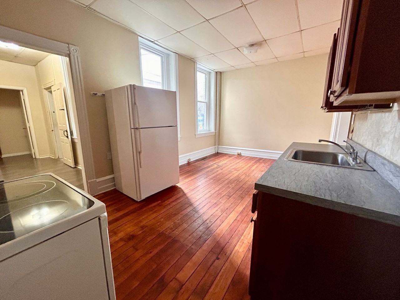 560 Manor St - Photo 4 of 13