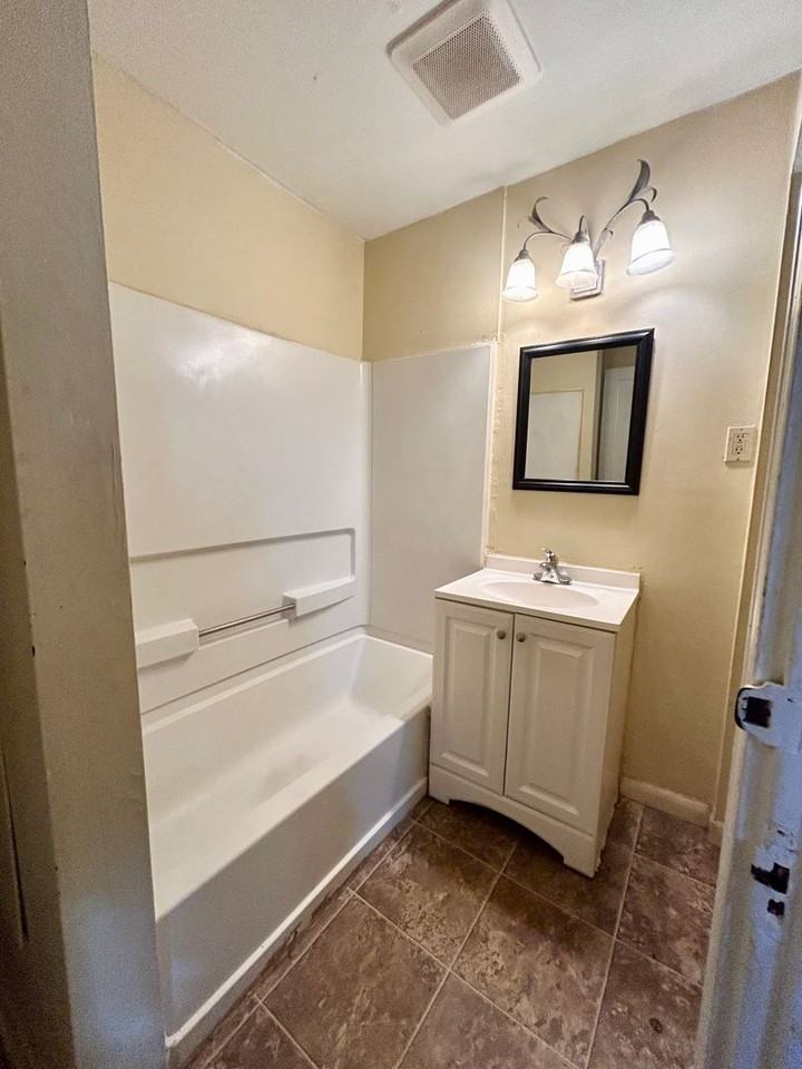 560 Manor St - Photo 6 of 13