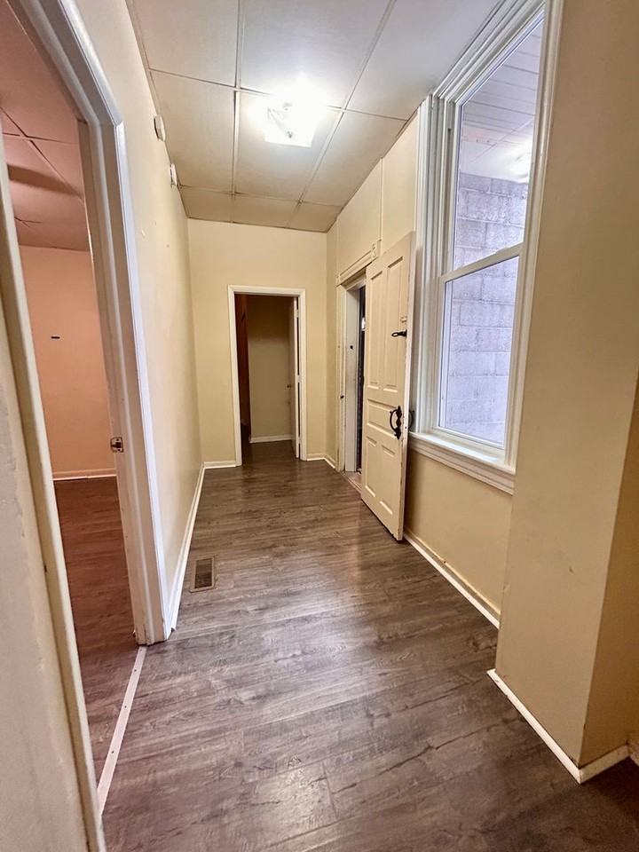 560 Manor St - Photo 7 of 13