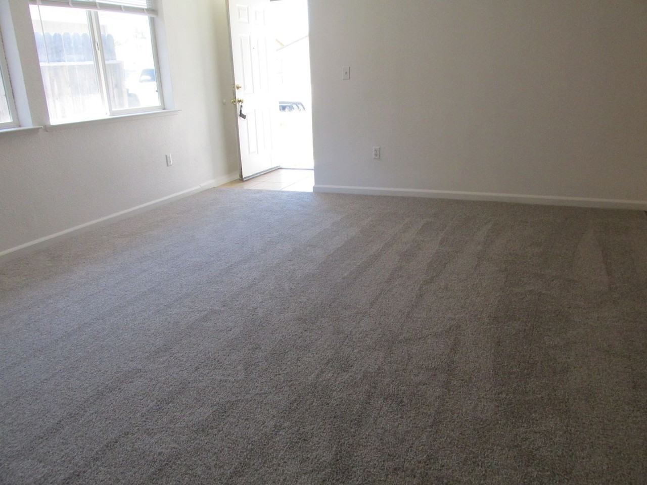 555 Howard Ct - Photo 2 of 8