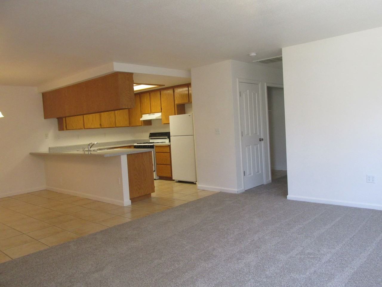 555 Howard Ct - Photo 4 of 8