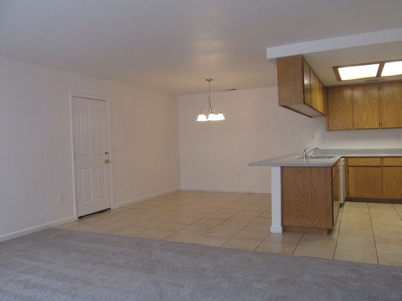 555 Howard Ct - Photo 5 of 8