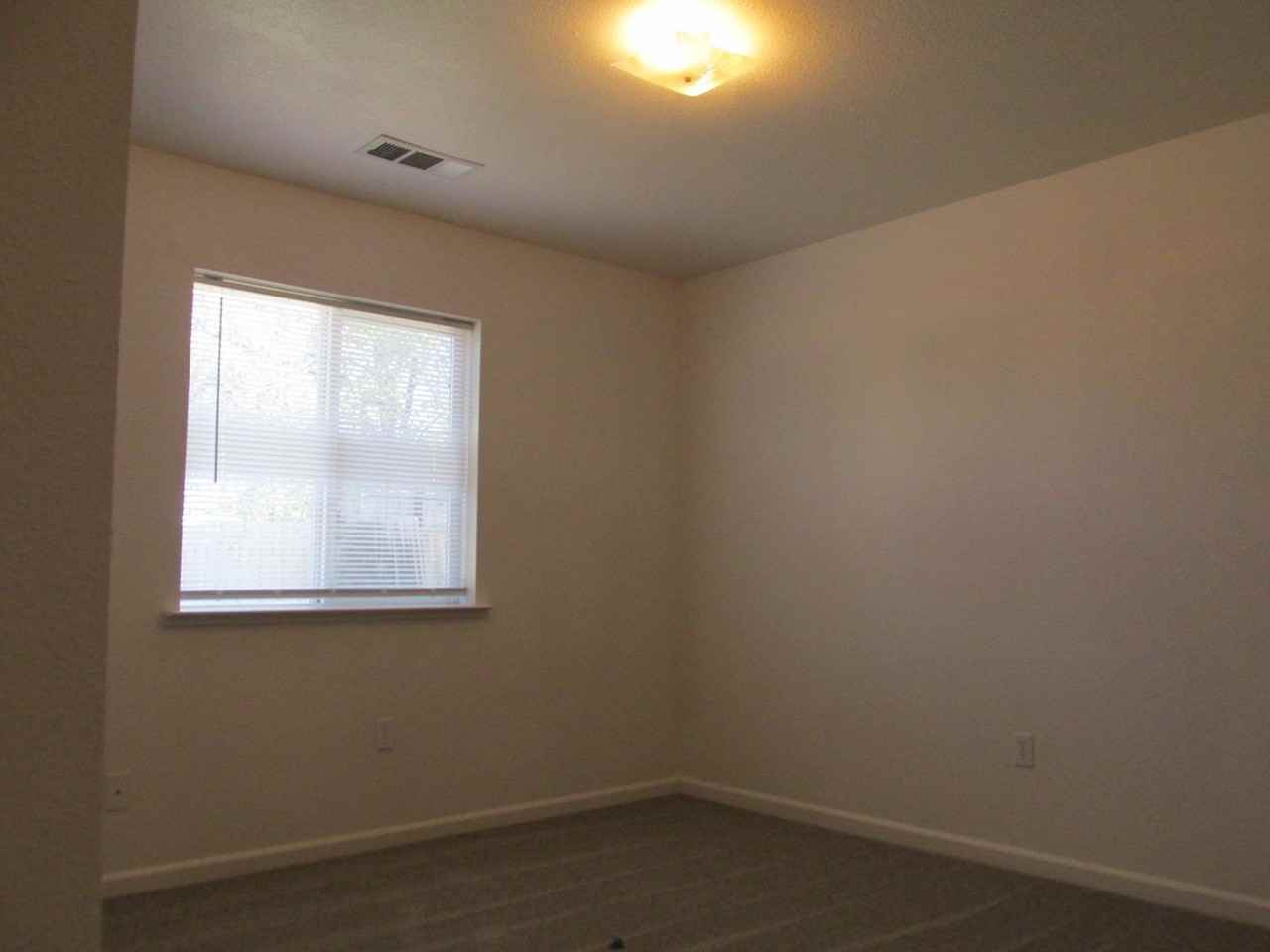 555 Howard Ct - Photo 6 of 8