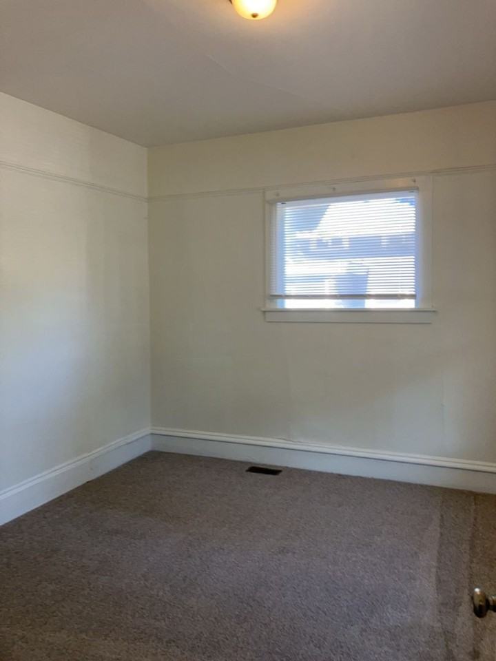 612 E Myrtle St - Photo 4 of 15