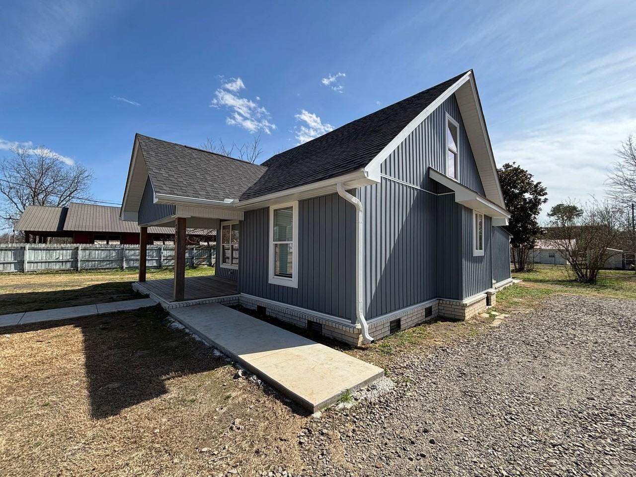 703 Nw 1st St - Photo 2 of 12