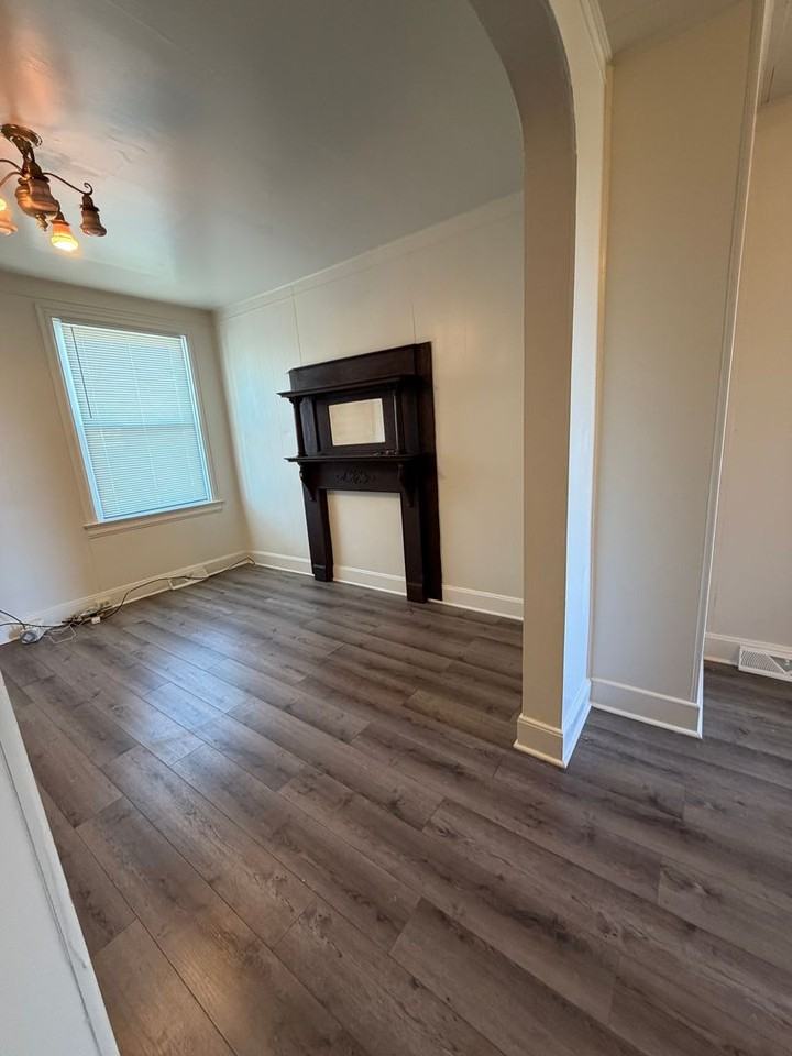 247 N Sherman St - Photo 4 of 15