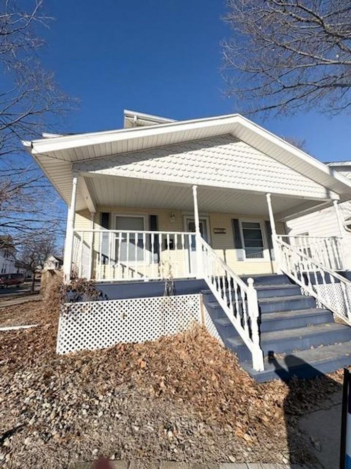 1102 N Madison St - Photo 2 of 20