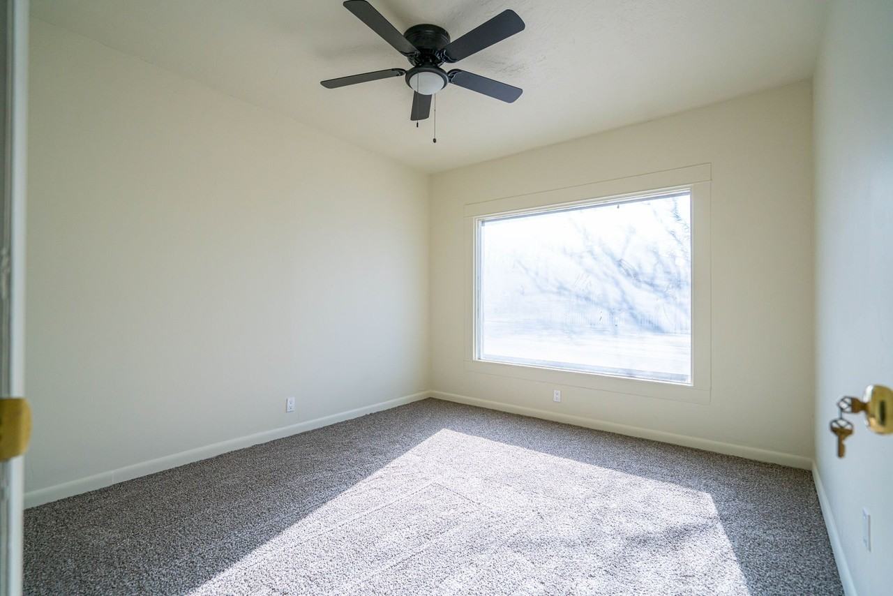 Spacious & Updated 5 Bed Home in Prime Ogden Location - Photo 4 of 27