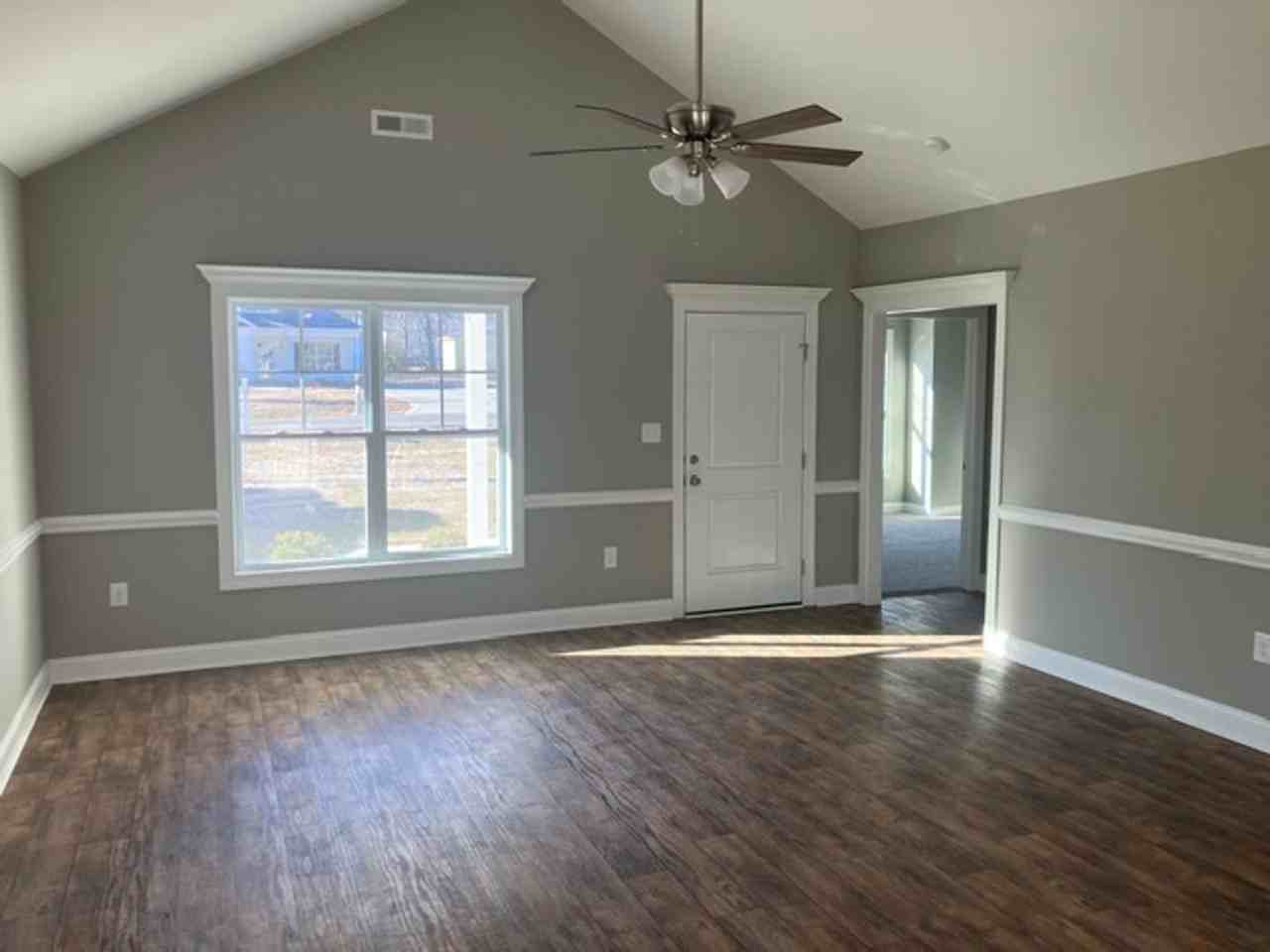 5243 Castlewood Dr - Photo 4 of 10