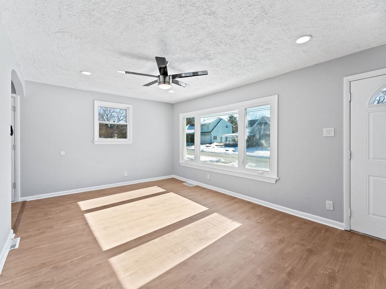 326 Driscoll Ave - Photo 4 of 15