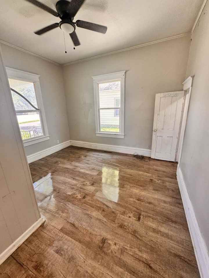 135 E Hall St - Photo 4 of 12